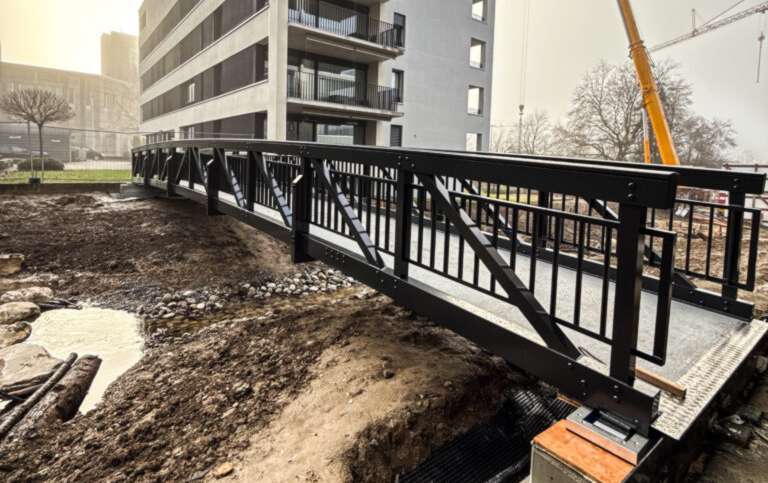 Fußwegbrücke aus Aluminium in Nussbaumen